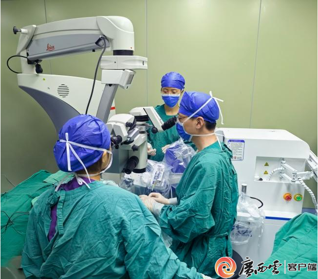 医疗团队在手术中，自治区人民医院供图