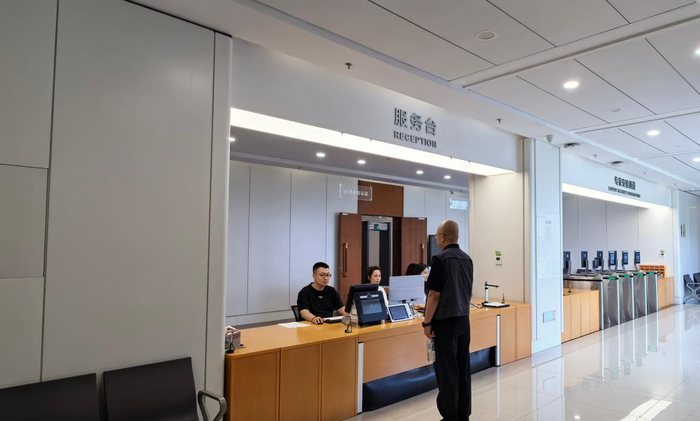 评审专家需要经过人工审核方可进入评审现场。李钊/摄